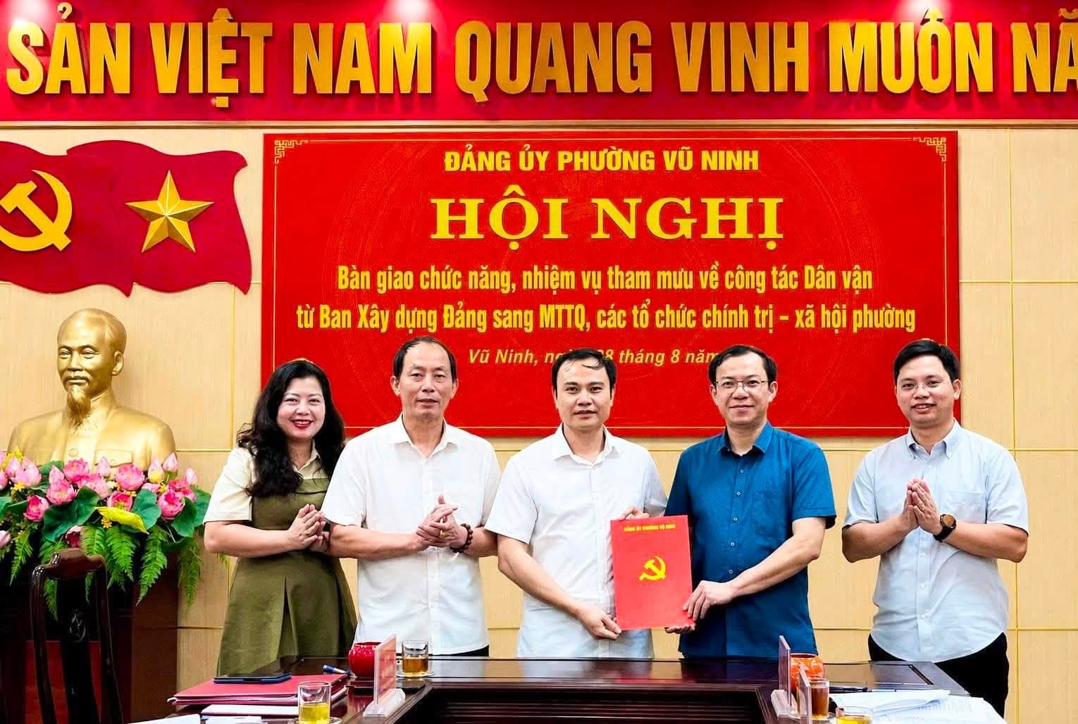 Đảng ủy phường Vũ Ninh chuyển giao nhiệm vụ tham mưu công tác dân vận